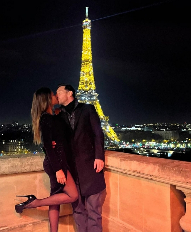 梅西和妻子在埃菲尔铁塔前热吻C罗女友也点赞 - 瓜子直播
