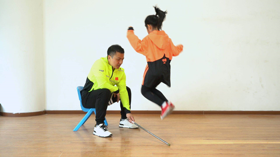 亲子健康线上动起来 奥运冠军张湘祥示范亲子项