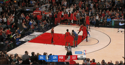 东契奇0.6秒绝平三分