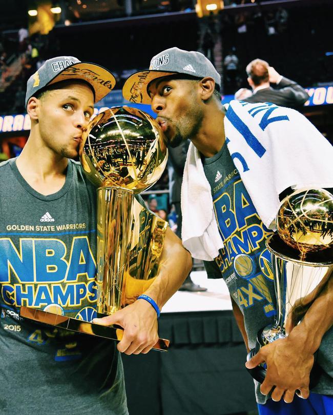 北京时间6月17日,2015年的今天,金州勇士在客场105-97战胜骑士,时隔四