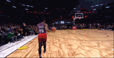 米切尔去年扣篮大赛夺冠的一扣，致敬卡特