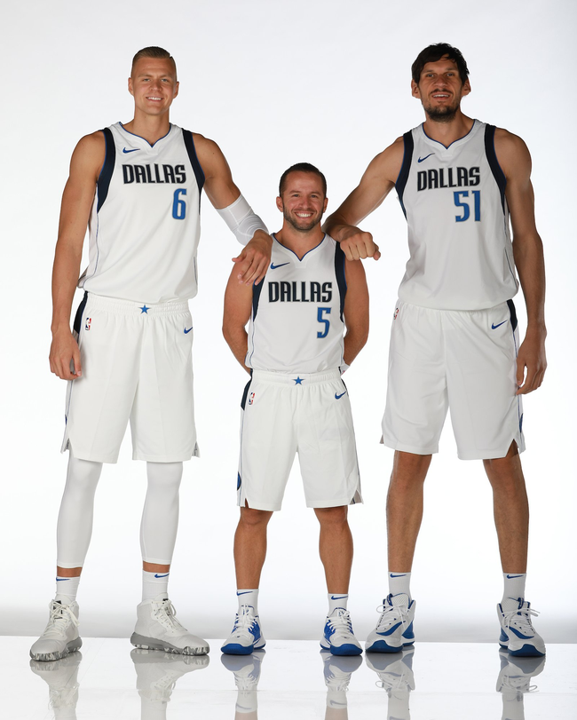 真爱波神身穿博班头像t恤入场太可爱了gif