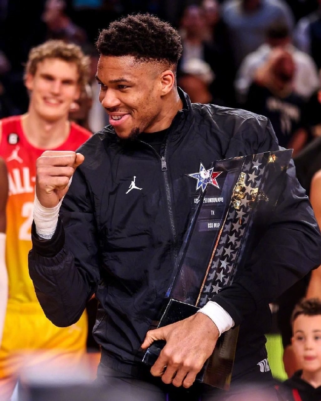 字母哥右手腕韧带扭伤