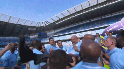 曼城球员抛起瓜迪奥拉    曼城(4-3-3):31-埃德森;2-沃克尔,5-斯通斯