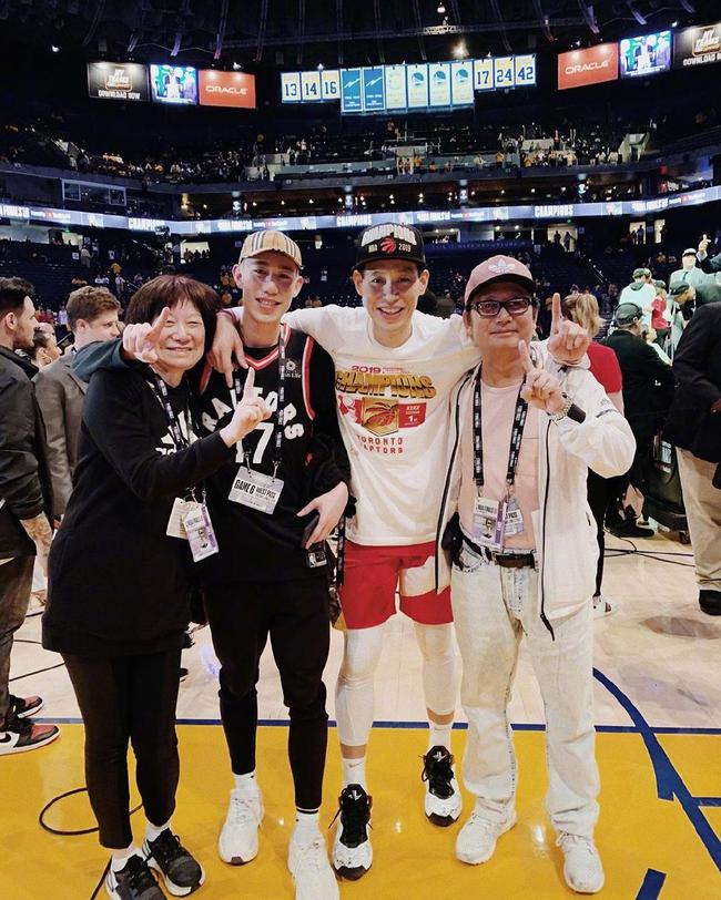 林书豪夺冠与家人合影