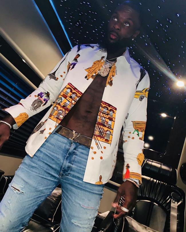 史蒂芬森晒土豪照片并发鸡汤黑暗中寻找光明