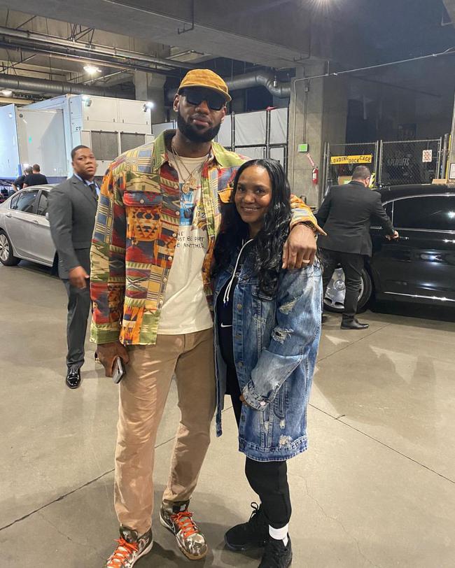 詹姆斯为母亲庆生