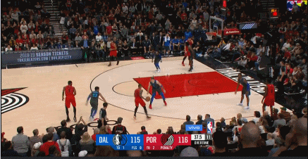 利拉德强硬上篮