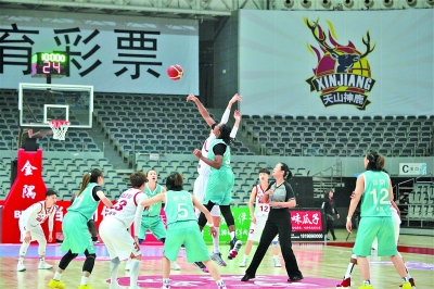 北京女篮做客乌鲁木齐与新疆队展开了较量