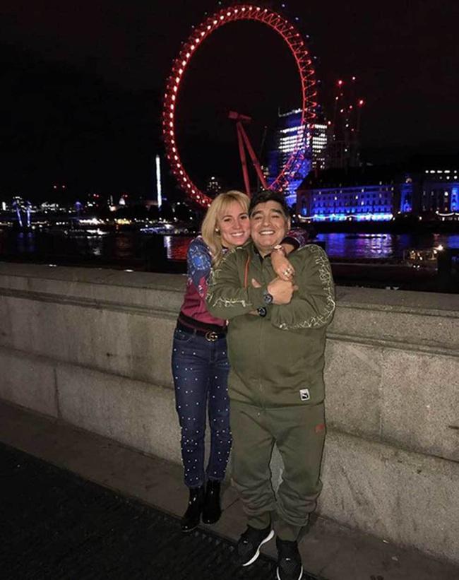 马拉多纳单身了!与28岁女友分手 世界杯这一吻