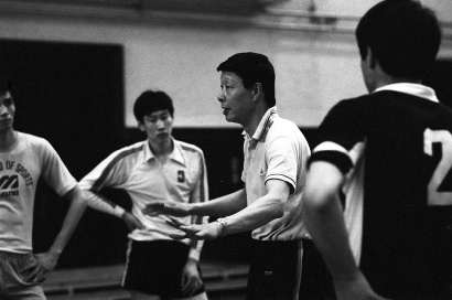 1983年5月，祝嘉铭（右）带领中国男排训练图新华社
