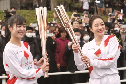 尽管疫情面临着在日本国内进一步发展的态势，著名演员石原里美（右）参与奥运圣火传递彩排时仍吸引大批民众围观。 视觉中国