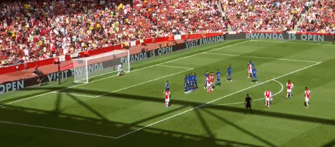 拉卡泽特任意球射门被扑出