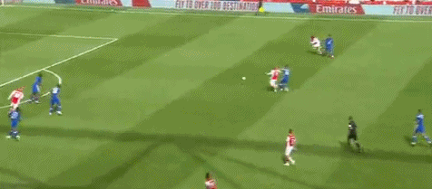 佩佩射门擦柱偏出