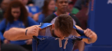 东契奇怒撕球衣