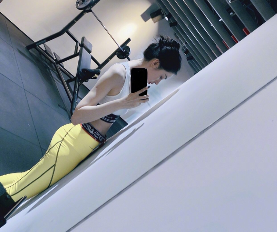 张天爱运动打卡秀腹肌 网友:腰太细了吧!