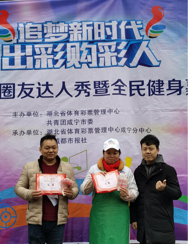 扳手腕大战,女冠军主动挑战男冠军
