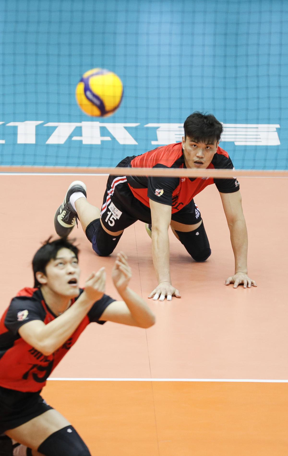 浙江男排的首发阵容为主攻张景胤,金志鸿,二传王智儒,接应张冠华,副攻