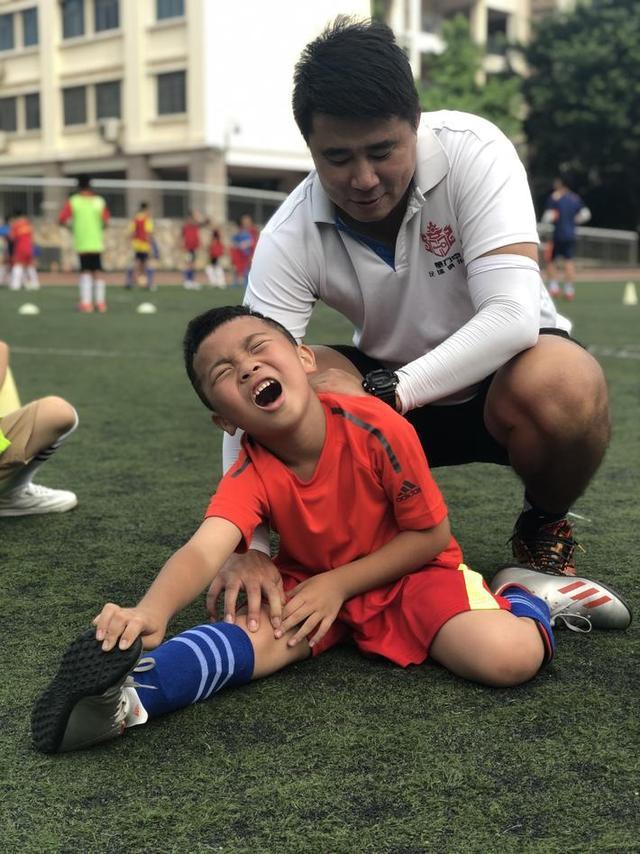 正在指导小球员的教练董方卓