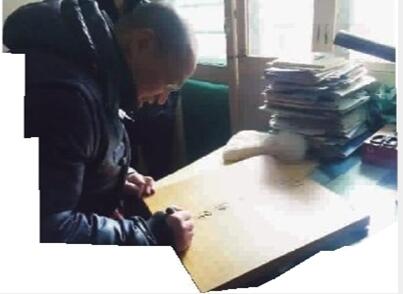 钱宇平在棋盘上签下自己的名字 本报记者 金雷 摄