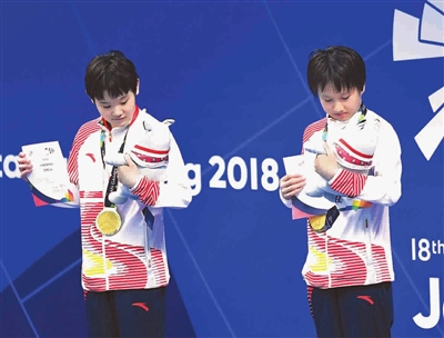张家齐/掌敏洁（右）在女子双人10米跳台颁奖仪式上