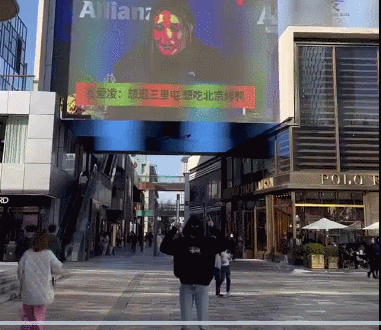 “隐藏很深”的谷爱凌与自己的巨幕短片合影