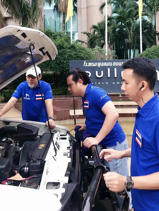 图:车手起程前检查车辆情况