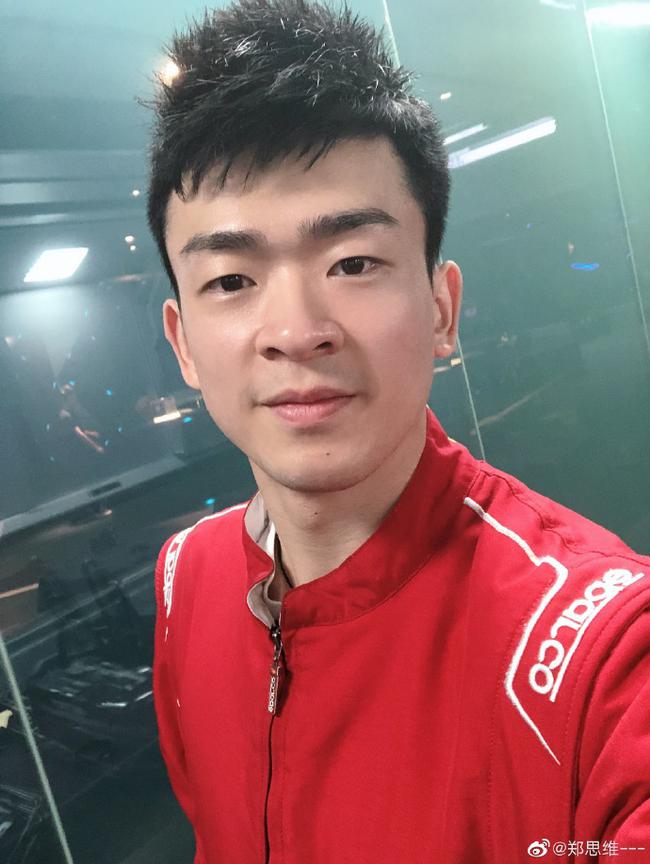 郑思维成都集训开赛车放松变身最帅赛车手图