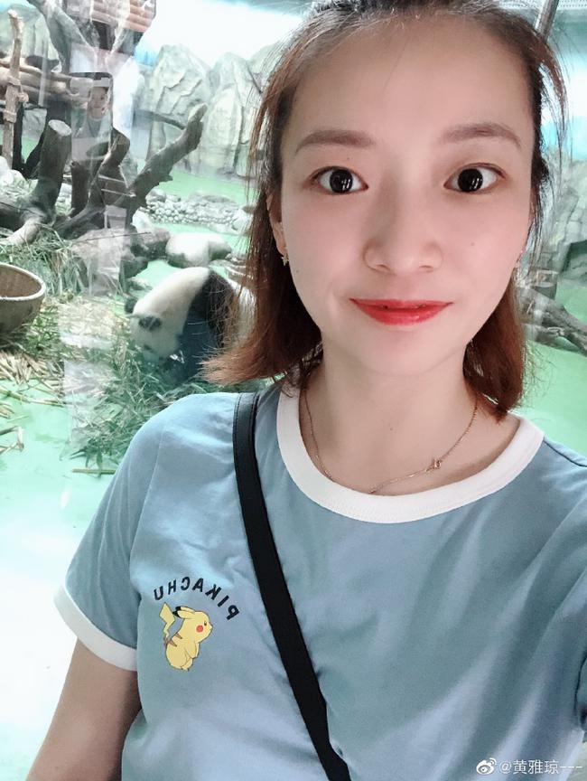 图黄雅琼晒游成都熊猫基地组照忙里偷闲放松