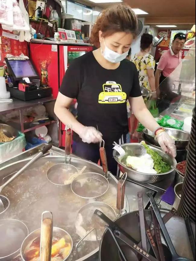 郭家宝妈妈在工作