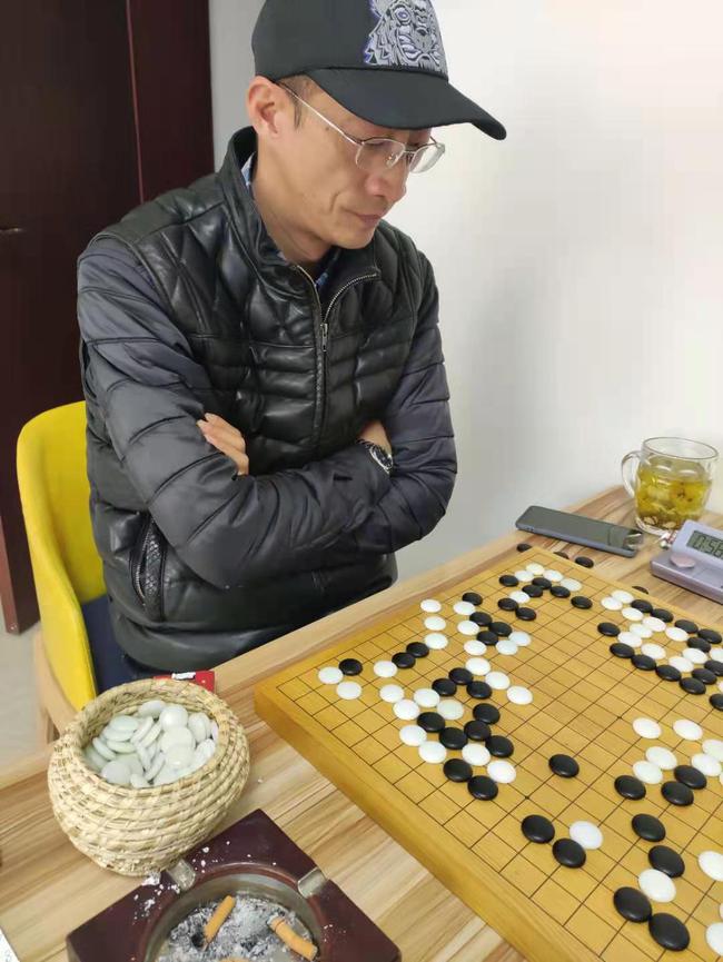 天道棋友会副会长、春城晚报文体运营中心主任杨红翥