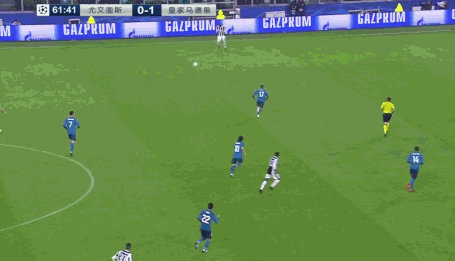 又是巴斯克斯去覆盖边路，阿萨莫阿传球出界