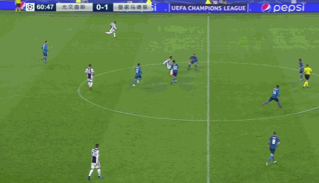 右路出现空挡，C罗积极回撤补位