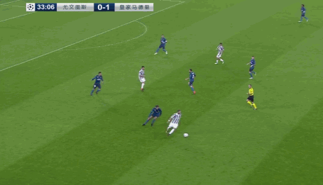 伊瓜因发现皇马左路空挡，进行转移