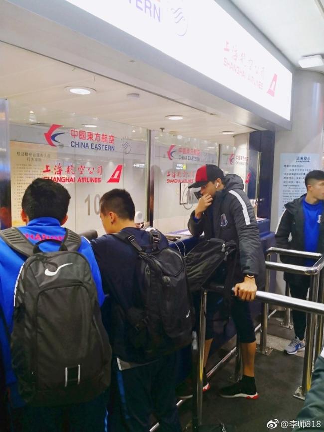 莫雷诺自掏腰包给队友升舱