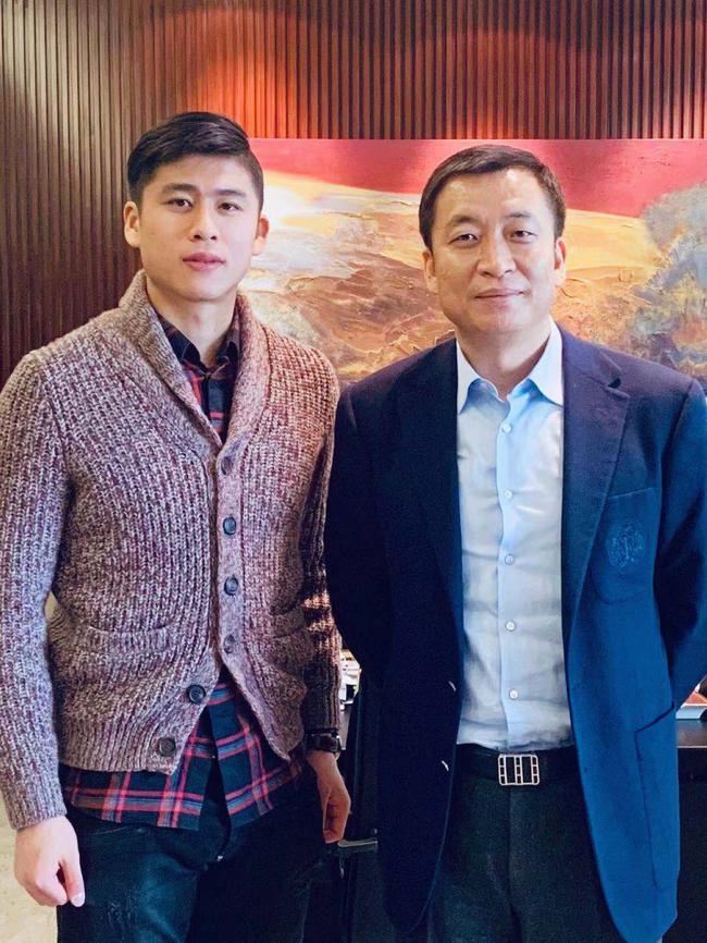 張玉寧和國安董事長周金輝合影