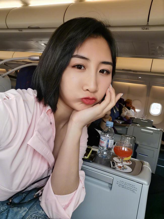 何雯娜北京时间5月7日,何雯娜微博晒出自拍照,并配文称:"终于等来了新