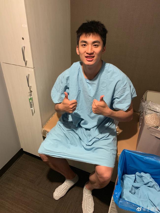 于德豪于美国康复发布文艺长诗晒骨折照片