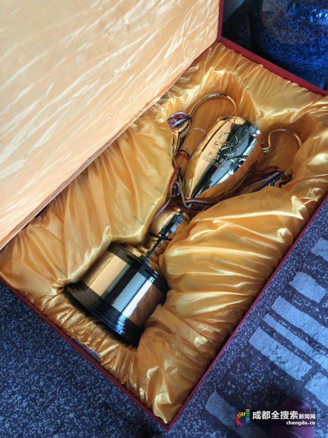 组委会收回冠军奖杯