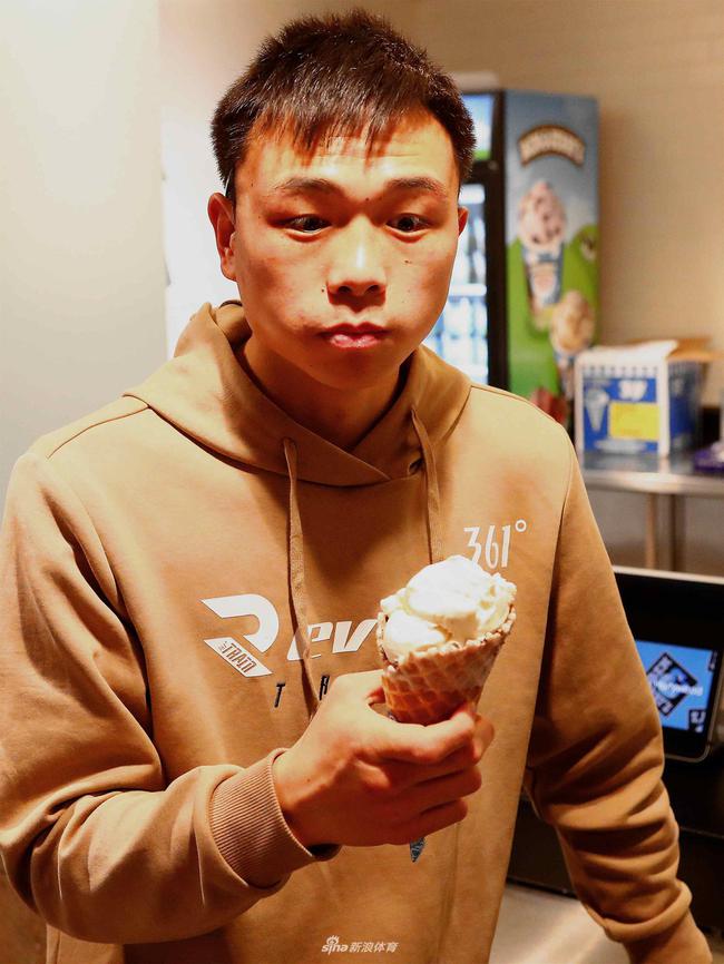 卫冕后拳王徐灿“放浪”形骸 逛好莱坞喝可乐吃