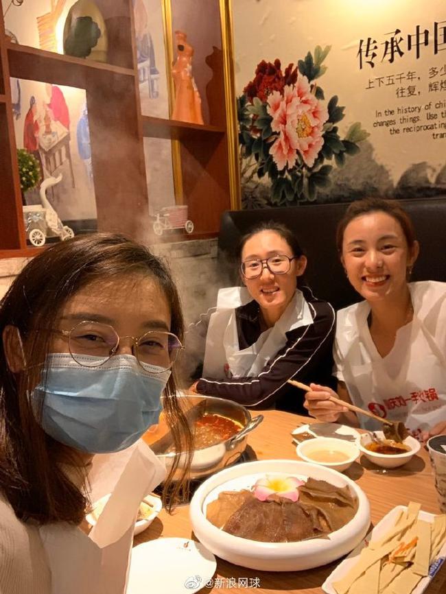 王蔷郑赛赛徐一璠吃火锅庆胜利彭帅与队友自拍