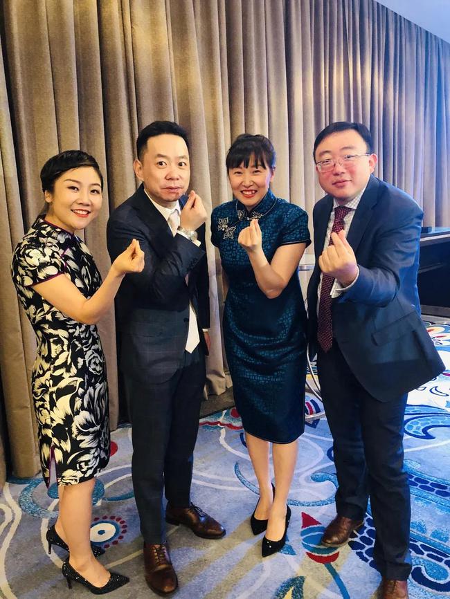 孙晋与刘晴川（左二）和其他工作伙伴在公司年会上合影