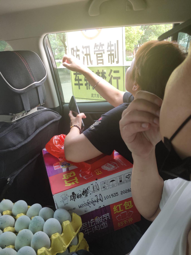 体彩女业主“偷偷”慰问一线防汛人员