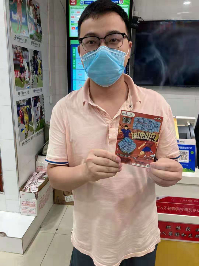 (注:此张照片为06616业主手持中奖票)