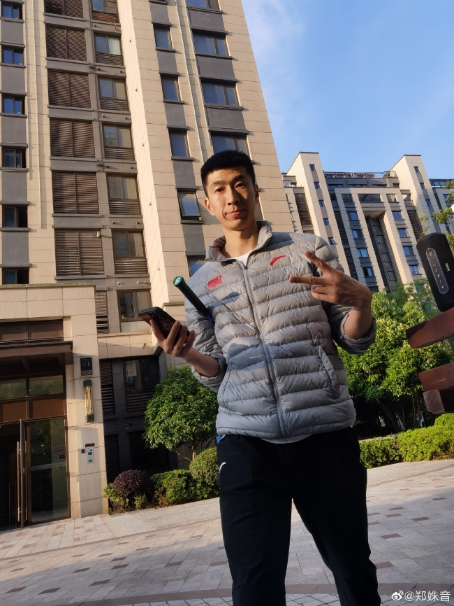 五四青年节郑姝音发微博晒照与老公赵帅打羽毛球