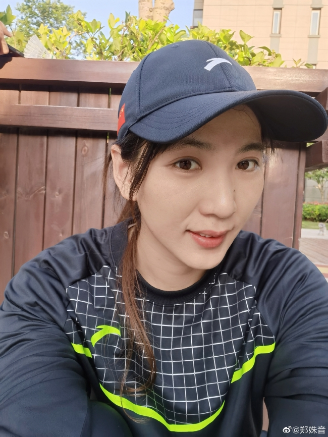 五四青年节郑姝音发微博晒照与老公赵帅打羽毛球