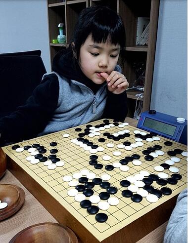 仲邑菫下棋时喜欢咬手指甲。