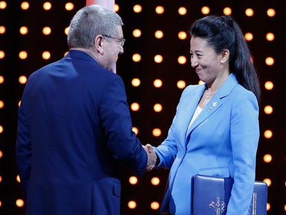 2015年7月，IOC第128次全会上，北京申冬奥代表团进行陈述。杨扬与巴赫握手