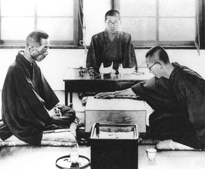 1933年,吴清源与本因坊秀哉名人对局。吴清源(右)打出了“三三·星·天元”的新布局,轰动棋坛。资料图片