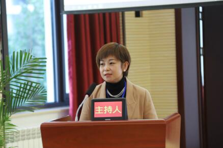 本次围棋比赛的裁判长野外宣读比赛规则及仔细事项。